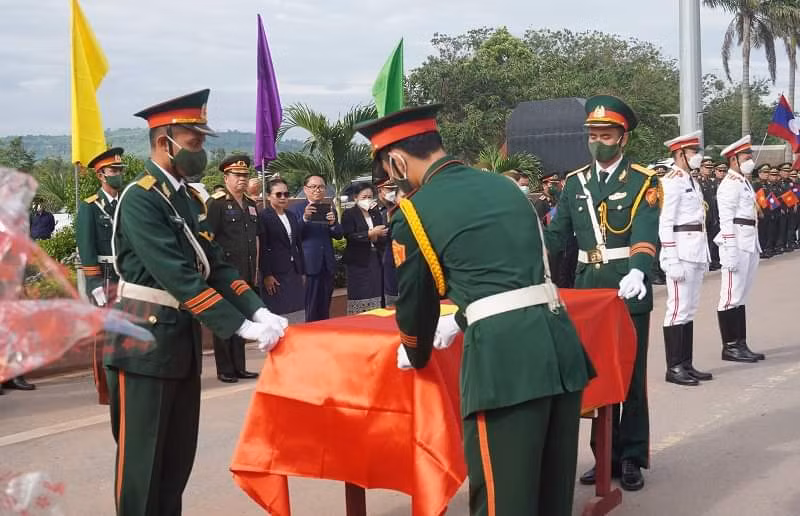 Lễ đón nhận 12 hài cốt liệt sĩ hy sinh tại Lào được tổ chức trang nghiêm, trọng thể.
