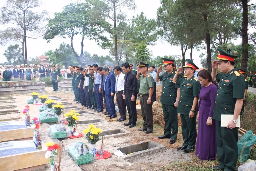 Các đại biểu dâng hương tưởng niệm các anh hùng liệt sĩ.