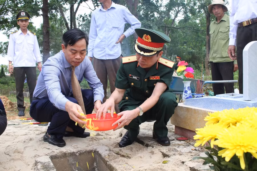 Lãnh đạo tỉnh Quảng Trị tiến hành các nghi lễ an táng các hài cốt liệt sĩ.