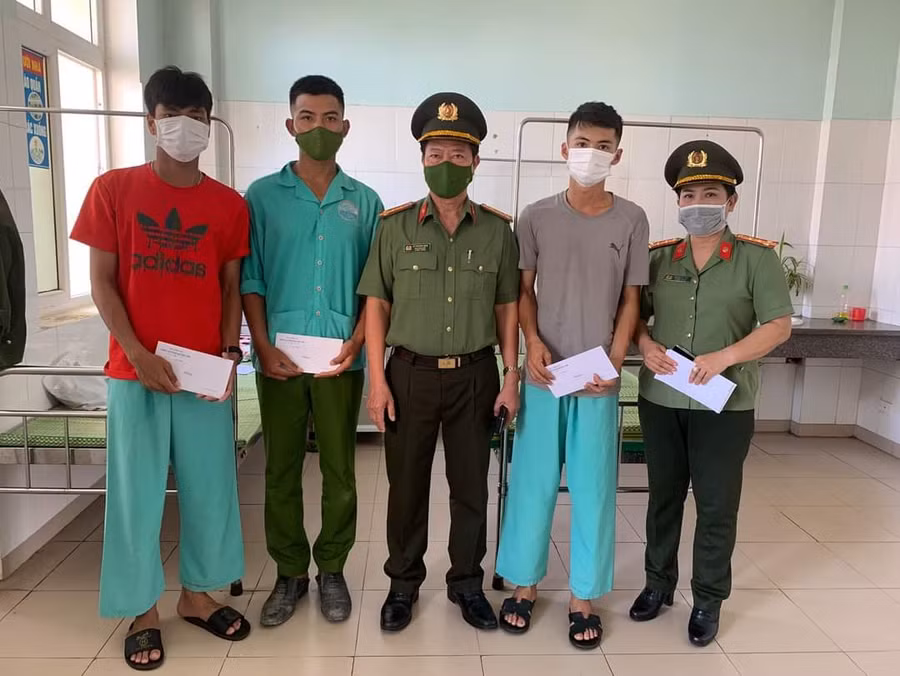 Lãnh đạo Công an tỉnh Quảng Trị thăm hỏi, động viên các chiến sĩ công an đang điều trị tại Bệnh viện Đa khoa tỉnh Quảng Trị (ảnh: Công an Quảng Trị)