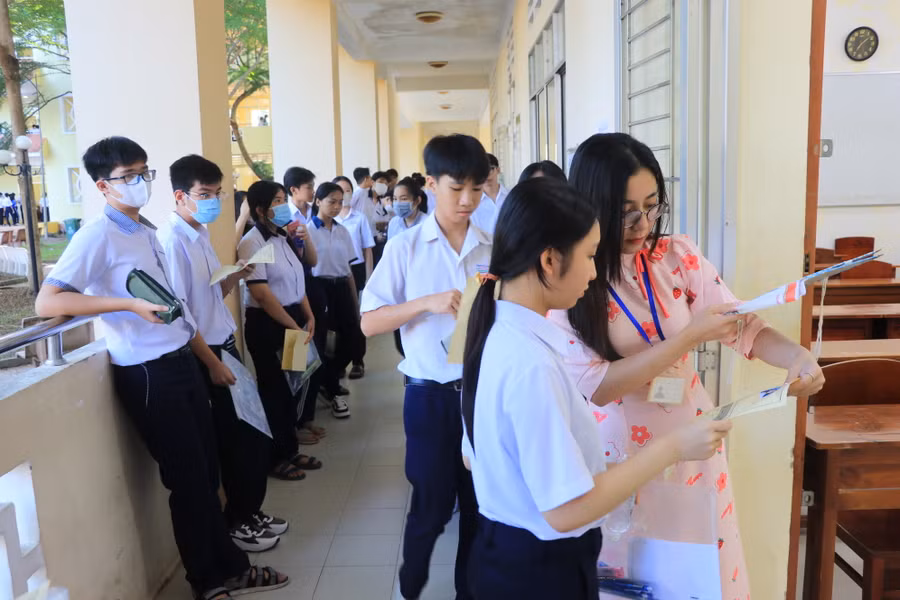 Thí sinh được gọi tên vào phòng thi. Thí sinh được gọi tên vào phòng thi.