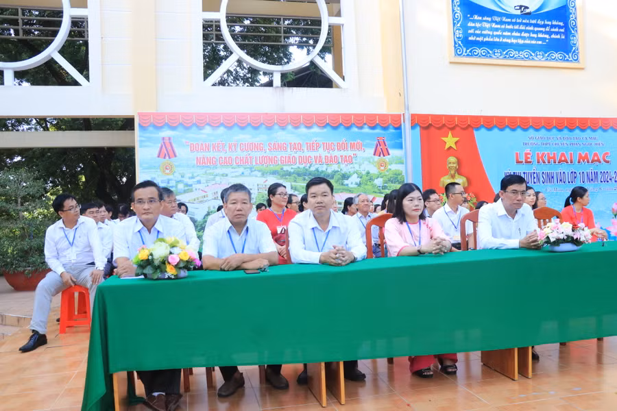 Đại biểu dự lễ khai mạc. Đại biểu dự lễ khai mạc.