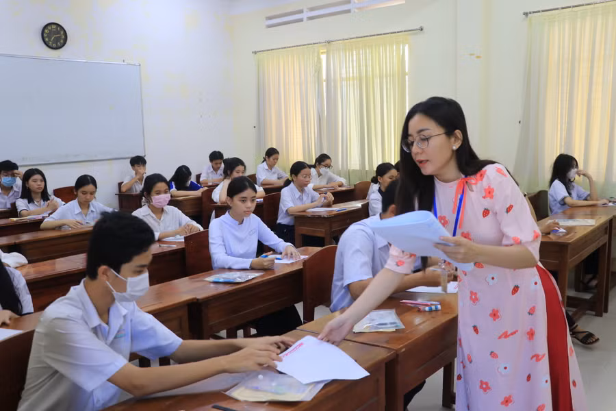 Thí sinh được phát giấy nháp làm bài thi. Thí sinh được phát giấy nháp làm bài thi.