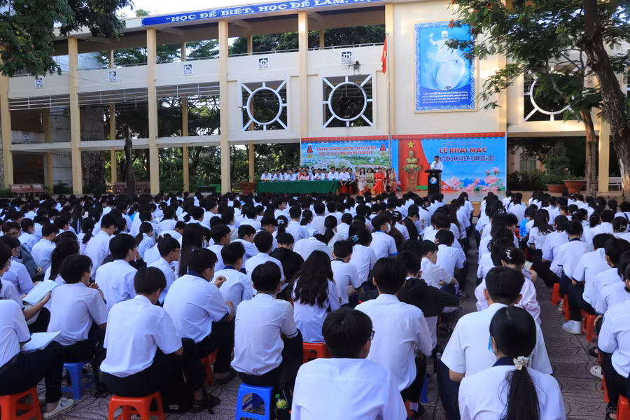 Quang cảnh buổi khai mạc kỳ thi tuyển lớp 10. Quang cảnh buổi khai mạc kỳ thi tuyển lớp 10.