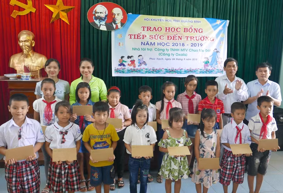 Đại diện Công ty TNHH MTV Chua Me Đất trao học bổng "Tiếp sức đến trường" cho học sinh xã Sơn Trạch (Bố Trạch- Quảng Bình).