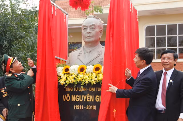 Tượng Đại tướng Võ Nguyên Giáp tại khuôn viên Trường THPT chuyên Võ Nguyên Giáp (Quảng Bình)