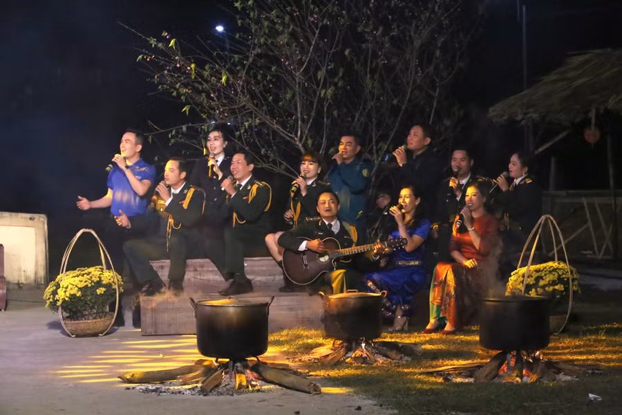 Những tiết mục văn nghệ hát về người chiến sĩ Biên phòng, hát về mùa xuân ở bản làng nơi biên cương của tổ quốc được trình bày tại chương trình "Xuân Biên phòng - Ấm lòng dân bản".