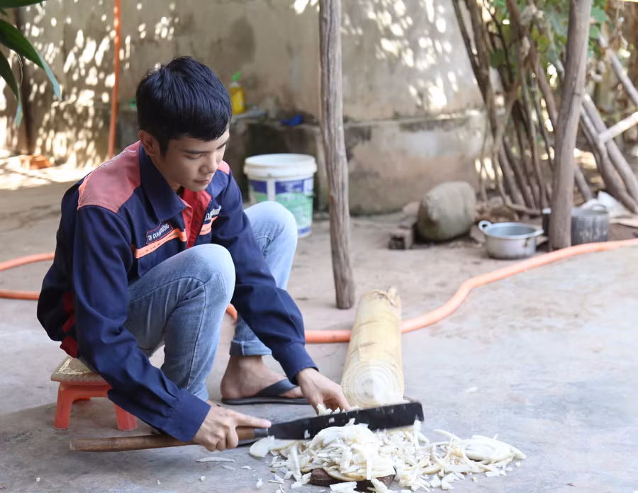 Ngoài giờ lên lớp, Thanh làm những việc nhà và lao động kiếm thêm thu nhập để đỡ đần cho bố mẹ và chăm sóc các em