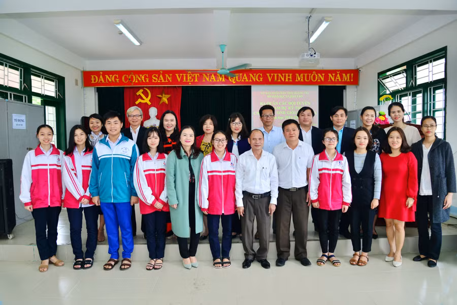 Đại diện học sinh của các đội tuyển chụp ảnh lưu niệm trước khi tham dự kỳ thi học sinh giỏi Quốc gia năm học 2019-2020