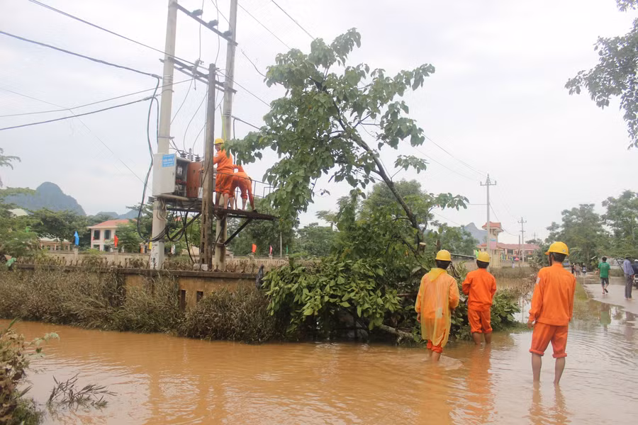 Điện lực Quảng Bình kiểm tra thiết bị để cấp điện cho nhân dân đối với những vùng lũ lụt vừa rút