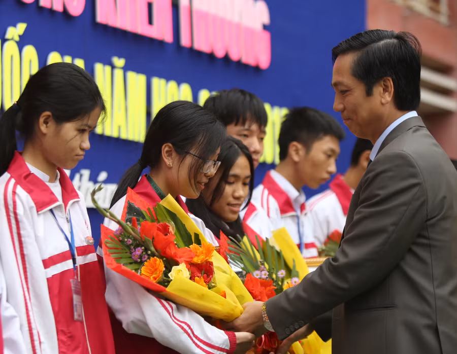 Ông Hoàng Nam, phó Chủ tịch UBND tỉnh Quảng Trị tặng bằng khen và hoa cho học sinh đạt giải Quốc gia năm 2019.