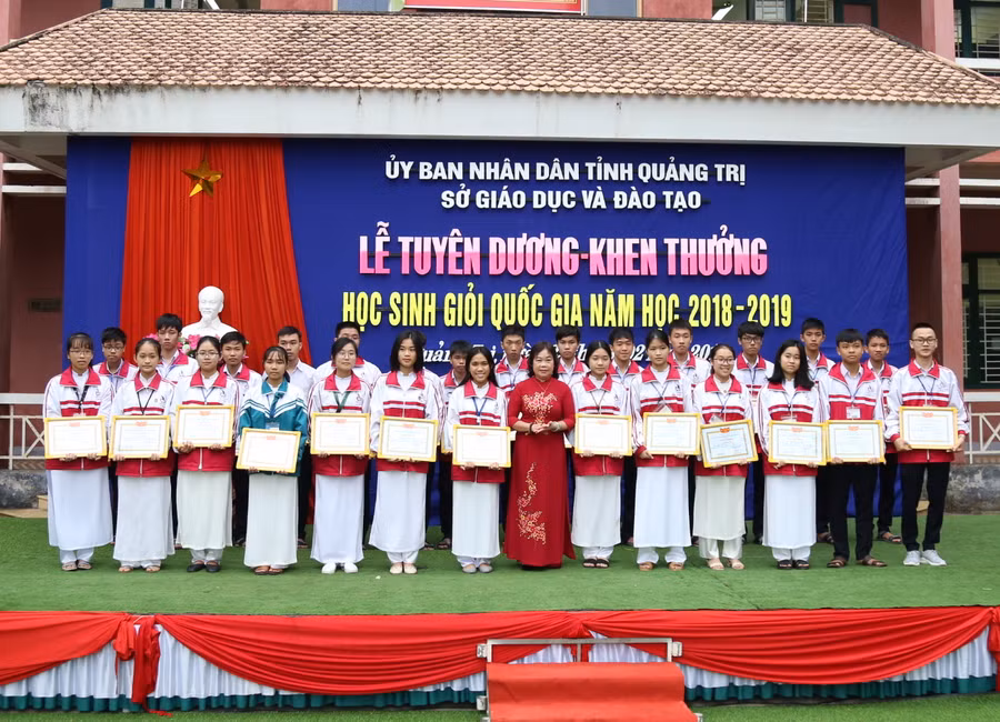 Hội khuyến học tỉnh Quảng Trị tặng thưởng cho những học sinh đạt giải quốc gia năm học 2018-2019.