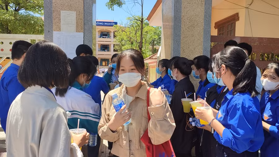 Các thí sinh tại điểm thi Trường THPT thị xã được tiếp những ly nước mía động viên sau khi hoàn thành bài thi tổ hợp