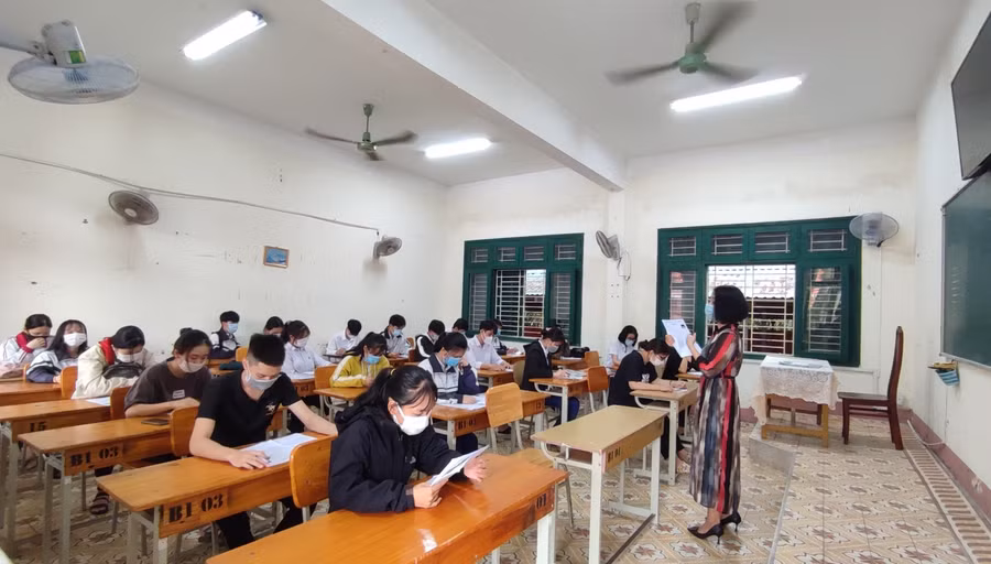 Cán bộ coi thi phổ biến quy chế thi và kiểm tra lại các thông tin cho các thí sinh