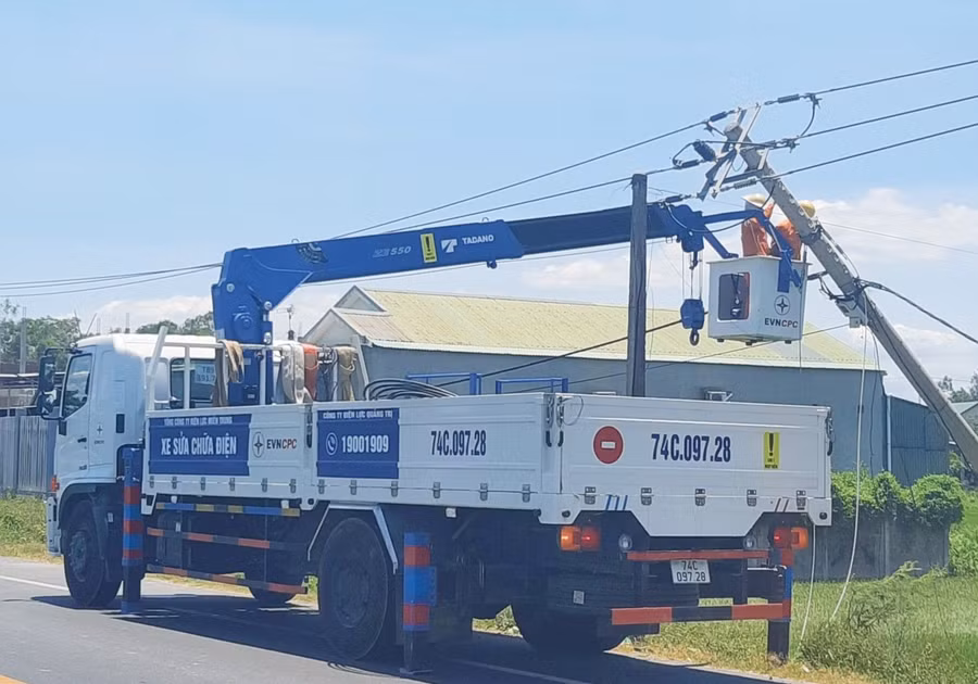 Các nhân viên điện lực khẩn trương khắc phục sự cố giữa trưa nắng để đảm bảo cấp điện cho các hộ dân.
