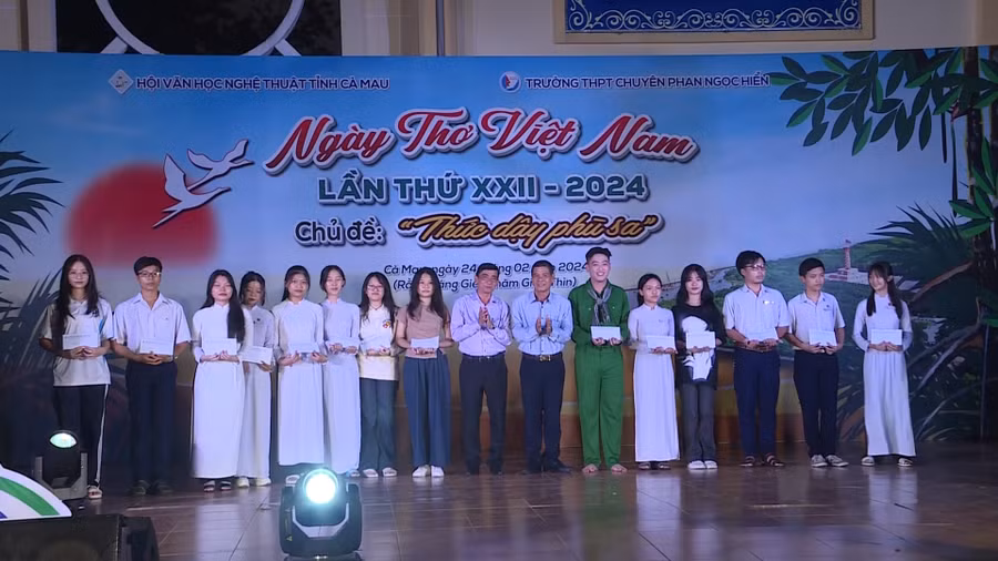 Hội Văn học Nghệ thuật tỉnh Cà Mau tặng quà cho học sinh có hoàn cảnh khó khăn Trường THPT Chuyên Phan Ngọc Hiển.