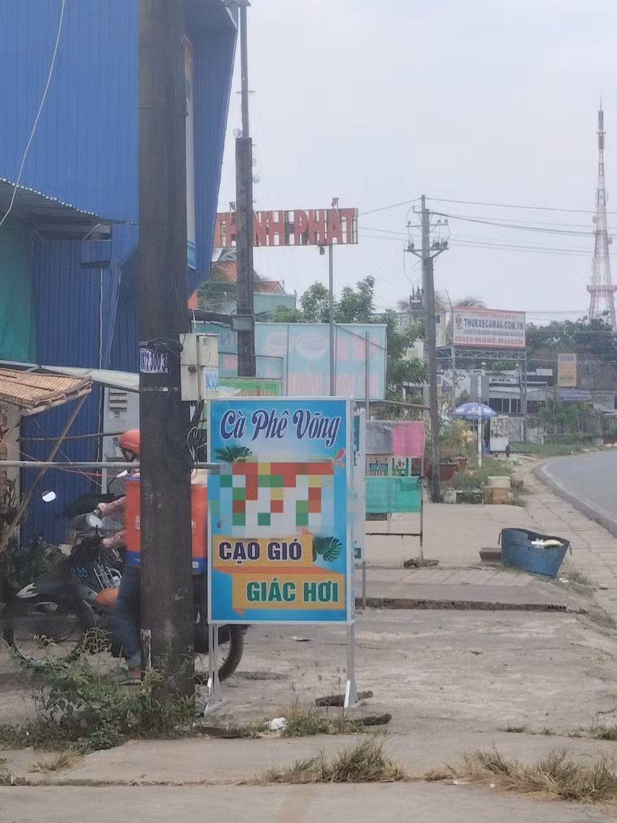 Một quán cạo gió, giác hơi trên tuyến Quốc lộ 1A thuộc xã Lý Văn Lâm, TP Cà Mau.