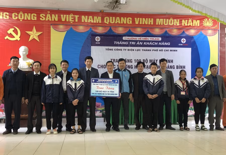 Tổng Công ty Điện lực TP Hồ Chí Minh trao tặng máy tính cho các trường học vùng ngập lũ tại tỉnh Quảng Bình