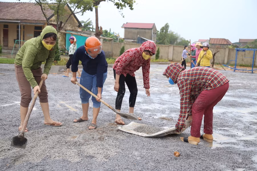 Các cô giáo trường Mần non An Ninh (Quảng Ninh - Quảng Bình) vẫn "đội mưa" san mặt bằng sân chơi để phục vụ Lễ khai giảng năm học mới.