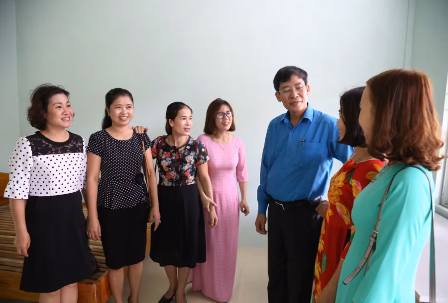 Ông Vũ Minh Đức, Chủ tịch Công đoàn Giáo dục Việt Nam lắng nghe ý kiến của các giáo viên trường Tiểu học Quảng Hợp (Quảng Trạch - Quảng Bình). 