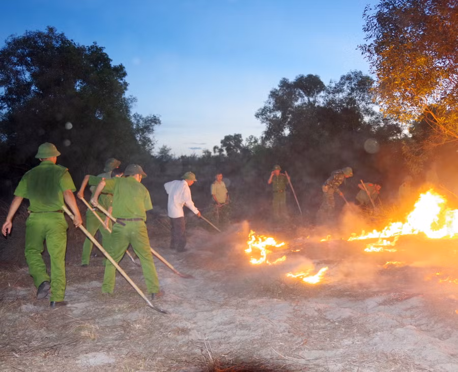 Đến khoảng 18h ngày 4/9, ngọn lửa tiếp tục phát sinh tại điểm mới do tàn tro bị phát tán bởi gió Tây Nam khá lớn