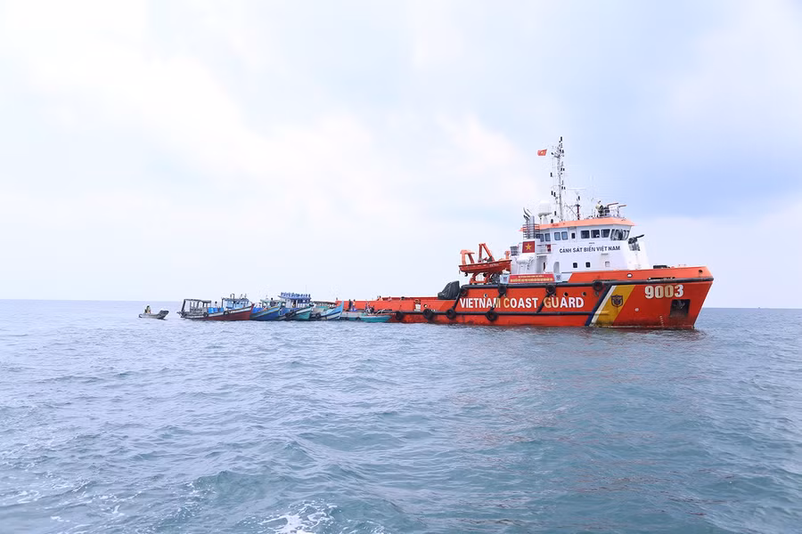 Chiếc tàu chở 350.000 lít nước ngọt của Bộ Tư lệnh Vùng Cảnh sát biển 4.