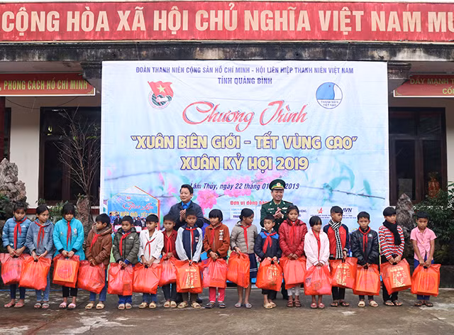 Tặng quà cho các em học sinh là con em đồng bào dân tộc Tặng quà cho các em học sinh là con em đồng bào dân tộc
