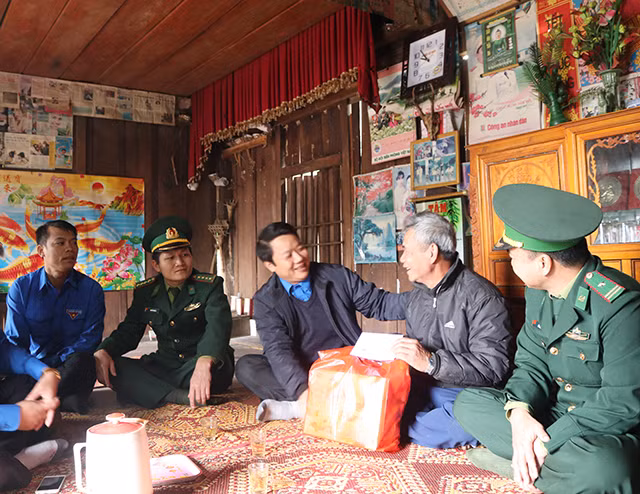 Đại diện các đơn vị tặng quà cho gia đình chính sách tại huyện Lệ Thuỷ trong chương trình "Xuân biên giới - Tết hải đảo" do Tỉnh đoàn Quảng Bình tổ chức.