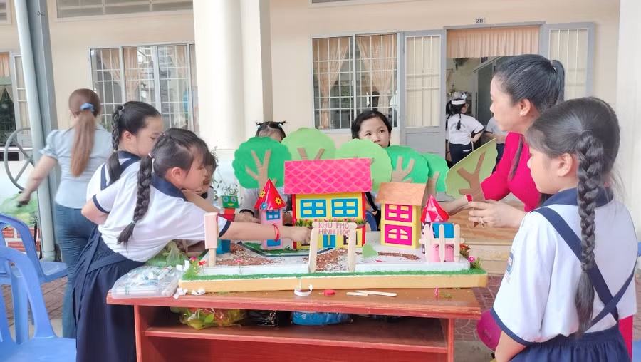 Học sinh các khối lớp thực hành mô hình STEM.