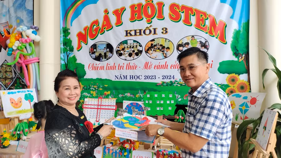 Ban giám khảo theo dõi đánh giá các mô hình. Các nhóm chụp ảnh lưu niệm.