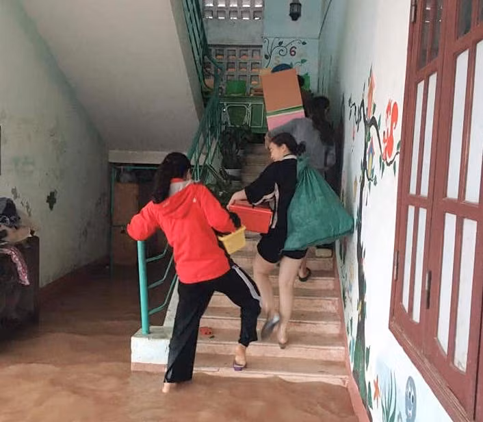 Giáo viên Trường mầm non Quảng Lộc (Tx. Ba Đồn - Quảng Bình) đang di chuyển đồ đạc tránh lũ