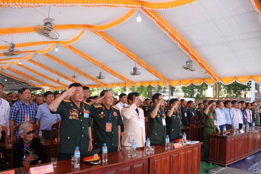 Các đại biểu, cùng các hội viên Hội Chiến sĩ Thành cổ Quảng Trị năm 1972 tham gia tại buổi lễ.