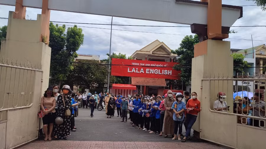 Phụ huynh chờ đón con em tại điểm thi Trường THPT Đông Hà. Phụ huynh chờ đón con em tại điểm thi Trường THPT Đông Hà.