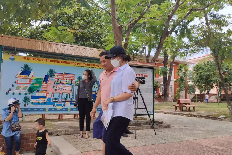 Nhiều phụ huynh và thí sinh không giấu nổi sự phấn khởi sau khi kết thúc bài thi môn Ngữ văn. Nhiều phụ huynh và thí sinh không giấu nổi sự phấn khởi sau khi kết thúc bài thi môn Ngữ văn.