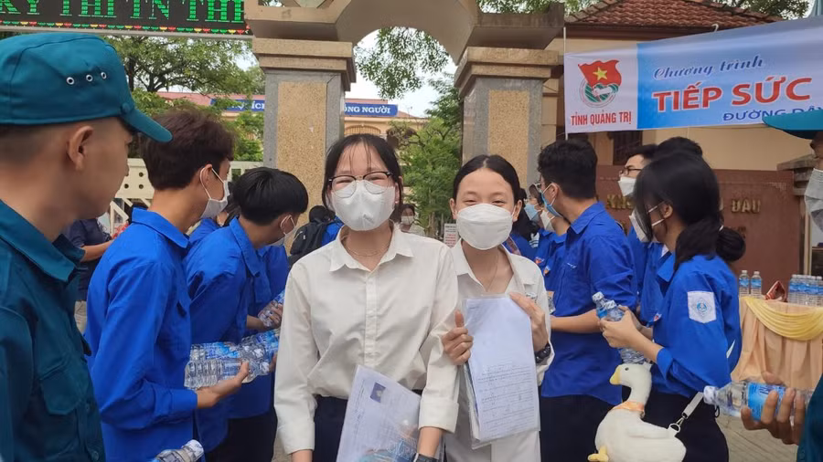 Các tình nguyện viên cấp phát nước uống, động viên các sĩ tử sau ngày thi đầu tiên.