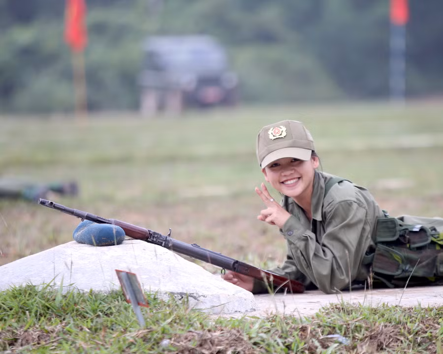 Niềm vui của học sinh khi hoàn thành tốt loạt bắn của mình.