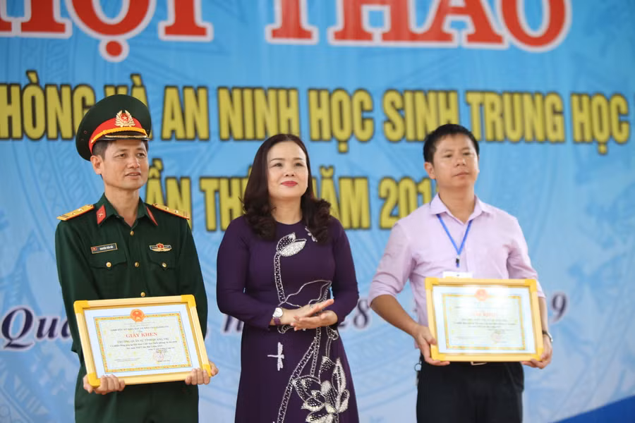 TS. Lê Thị Hương - Giám đốc Sở GD&ĐT tỉnh Quảng Trị tặng giấy khen cho các đơn vị phối hợp tổ chức tốt hội thao giáo dục Quốc phòng An ninh ngành GD&ĐT năm 2019.