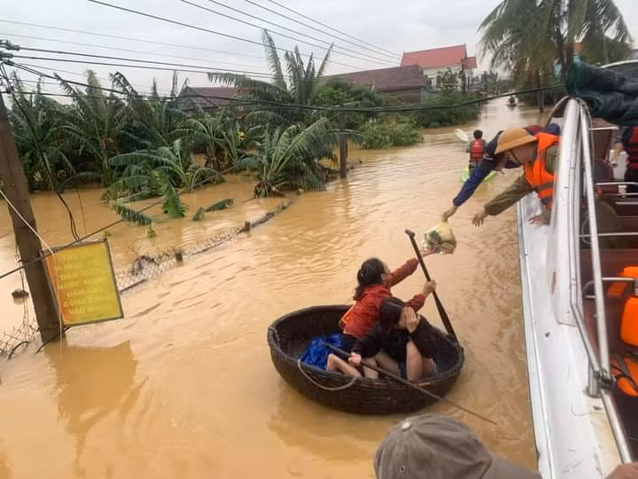 Chia sẻ hàng cứu trợ cho bà con vùng lũ Quảng Ninh