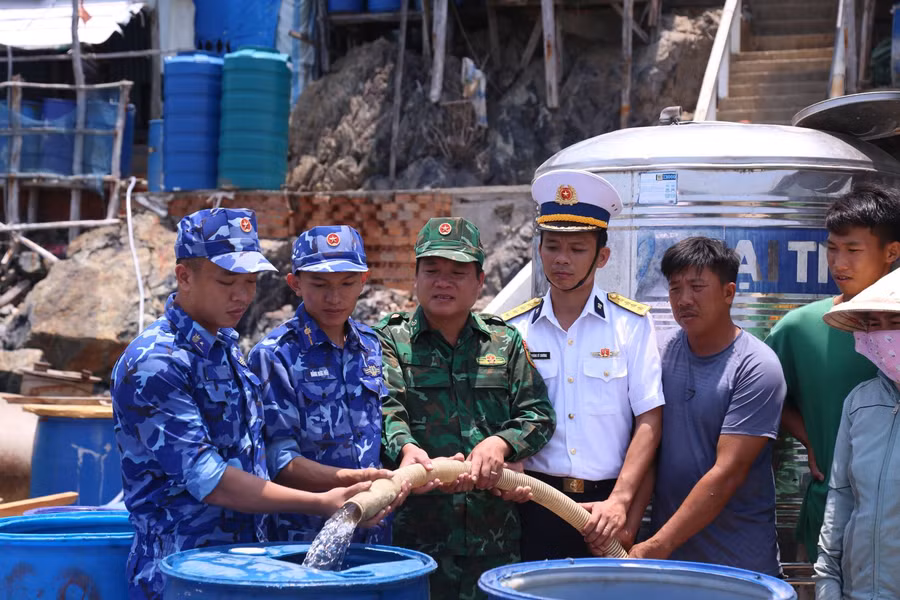 Người dân hòn Chuối rất phấn khởi vì được hỗ trợ nước ngọt.