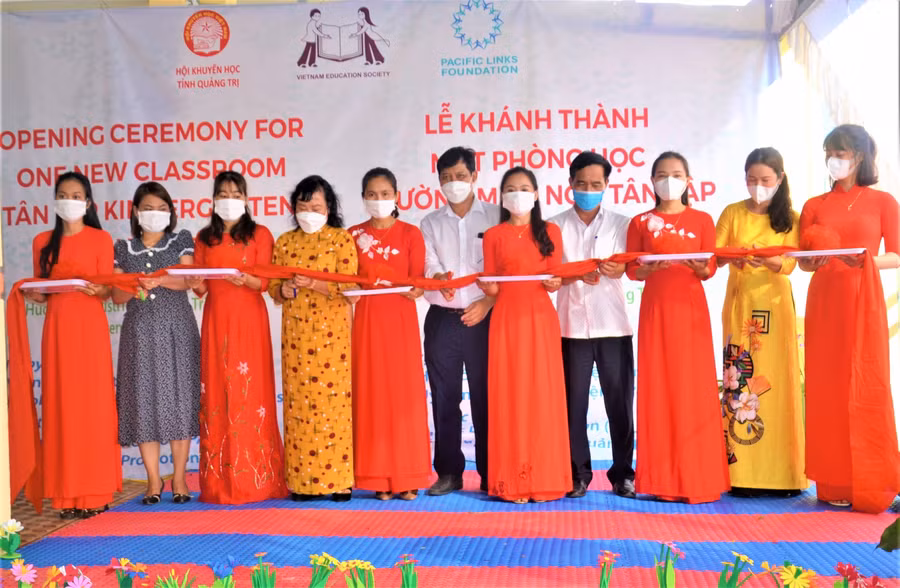 Đại diện các đơn vị cắt băng khánh thành công trình.