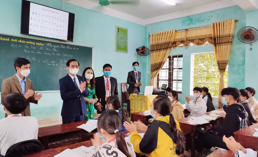 Chủ tịch UBND tỉnh Quảng Trị - ông Võ Văn Hưng thăm Trường TH&THCS Trung Hải.