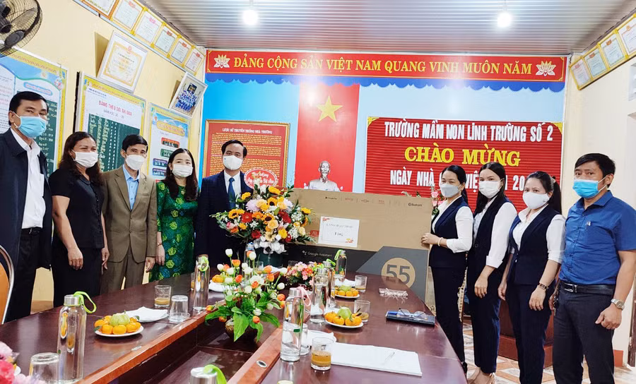 Ông Võ Văn Hưng - Chủ tịch UBND tỉnh Quảng Trị tặng hoa và quà cho Trường Mầm non Linh Trường số 2.
