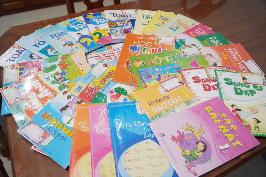 Một bộ sách được giới thiệu cho phụ huynh học sinh mua trước thềm năm học mới.