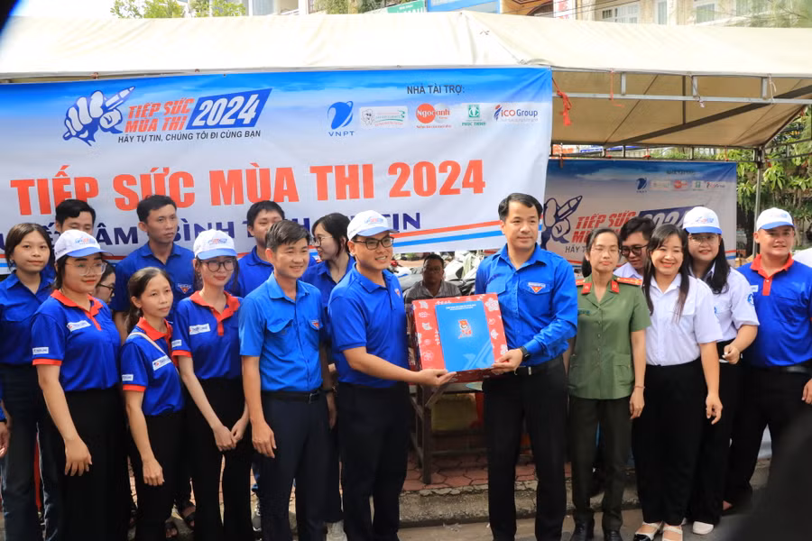 Anh Ngô Văn Cương, Bí thư Trung ương Đoàn đến thăm, tặng quà, động viên tinh thần đội tiếp sức mùa thi. Anh Ngô Văn Cương, Bí thư Trung ương Đoàn đến thăm, tặng quà, động viên tinh thần đội tiếp sức mùa thi.