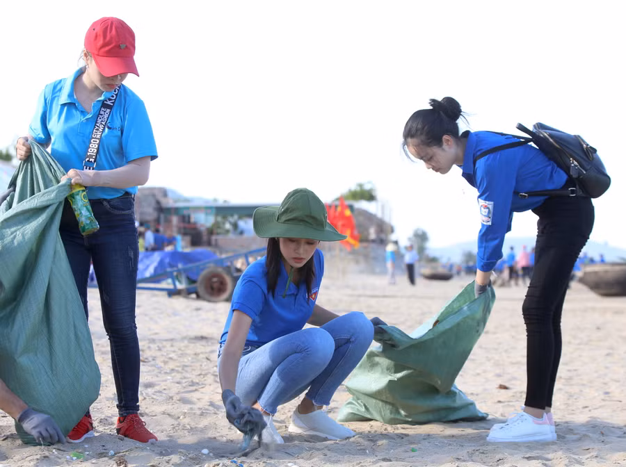 Hoa hậu Tiểu Vy nhặt rác trên bãi biển Cảnh Dương Hoa hậu Tiểu Vy nhặt rác trên bãi biển Cảnh Dương