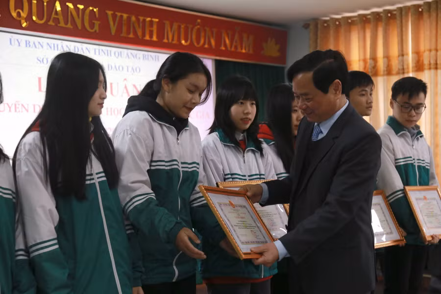 Ông Đinh Quý Nhân, Giám đốc Sở GD&amp;ĐT tỉnh Quảng Bình tặng giấy khen cho các em học sinh tham dự kỳ thi học sinh giỏi năm 2020.