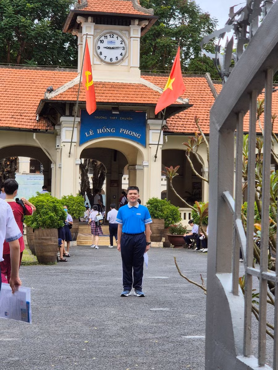 Lê Nguyễn Hoàng Nhật Đình tham dự Kỳ thi tuyển sinh lớp 10 tại Trường THPT chuyên Lê Hồng Phong (TPHCM). Lê Nguyễn Hoàng Nhật Đình tham dự Kỳ thi tuyển sinh lớp 10 tại Trường THPT chuyên Lê Hồng Phong (TPHCM).