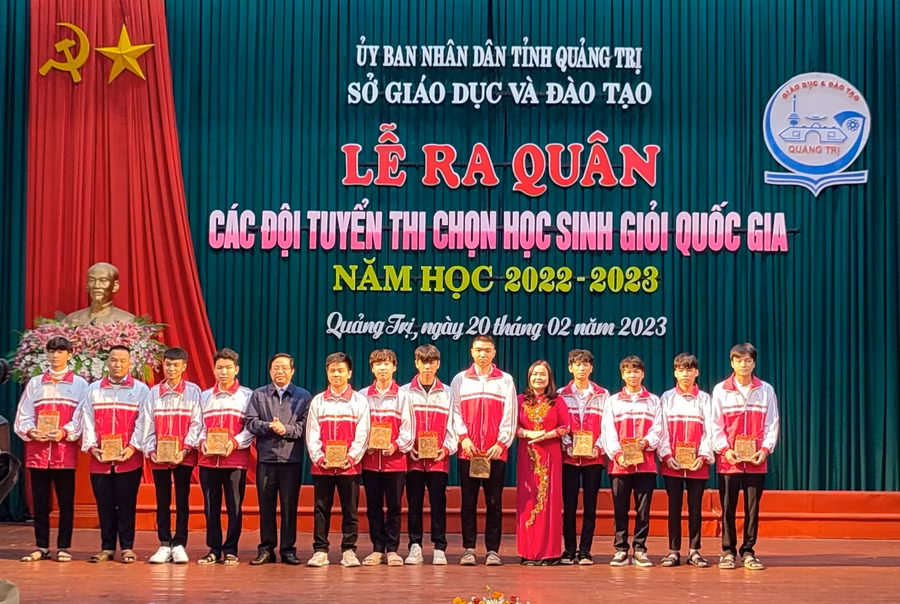 Đại diện lãnh đạo địa phương và Sở GD&ĐT Quảng Trị trao quà động viên học sinh các đội tuyển. (Ảnh: Phạm Quyên).