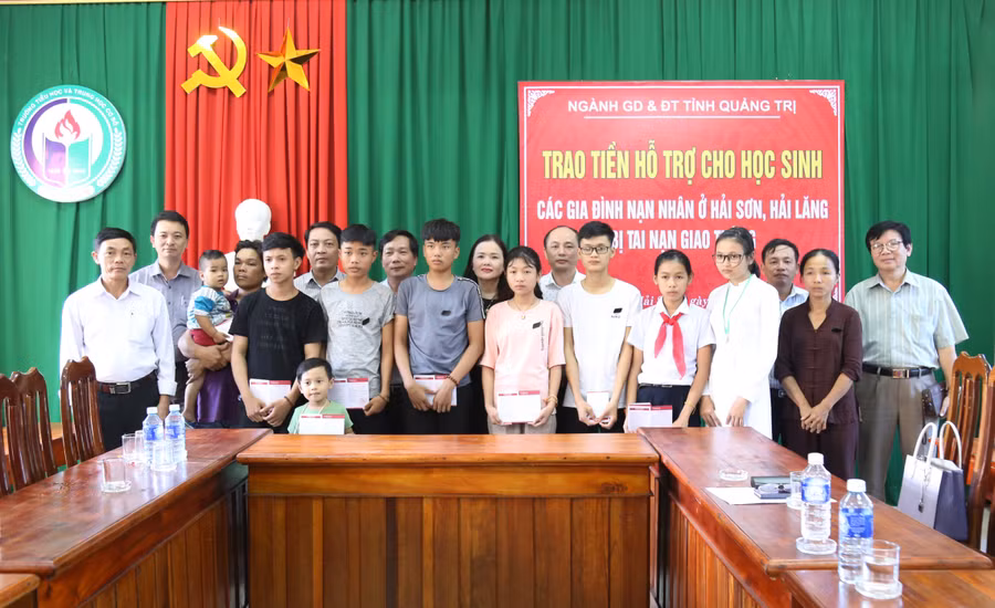 Ngành GD&ĐT tỉnh Quảng Trị trao 400 triệu đồng cho các em học sinh có người thân mất trong vụ tai nạn thảm khốc tại Quảng Nam.