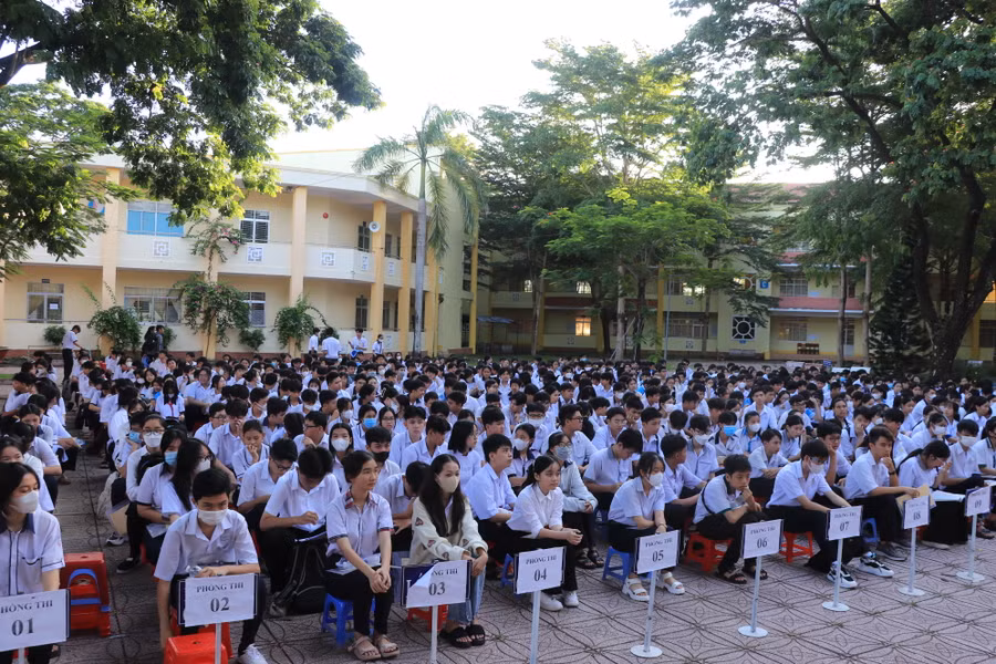 Kỳ thi tuyển sinh lớp 10 Trường THPT chuyên Phan Ngọc Hiển có 601 thí sinh dự thi. Kỳ thi tuyển sinh lớp 10 Trường THPT chuyên Phan Ngọc Hiển có 601 thí sinh dự thi.